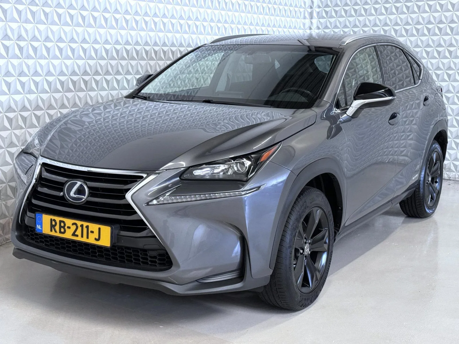Lexus NX (2017) — foto 1