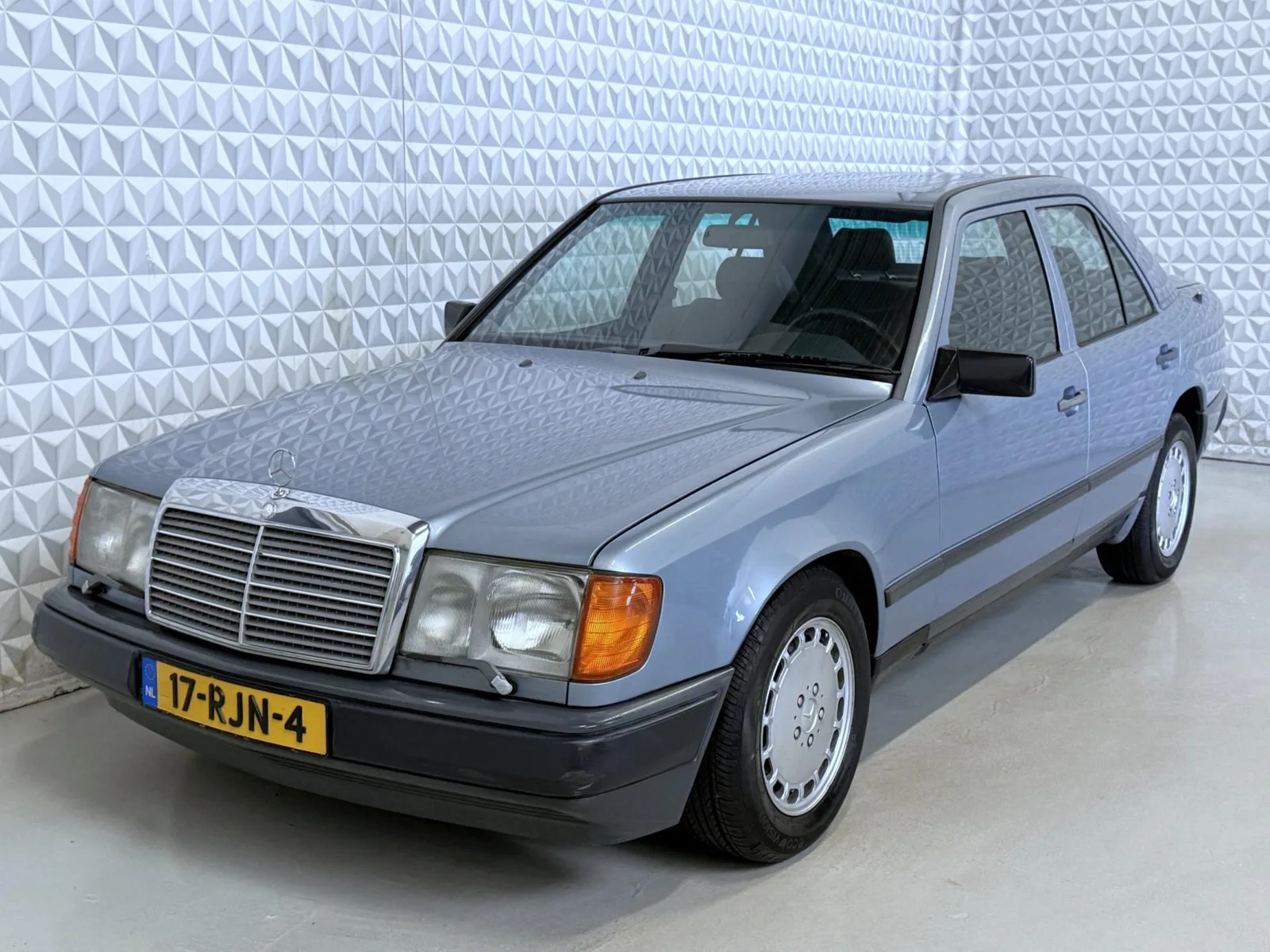 Mercedes-Benz 200-Serie (1986) — foto 1