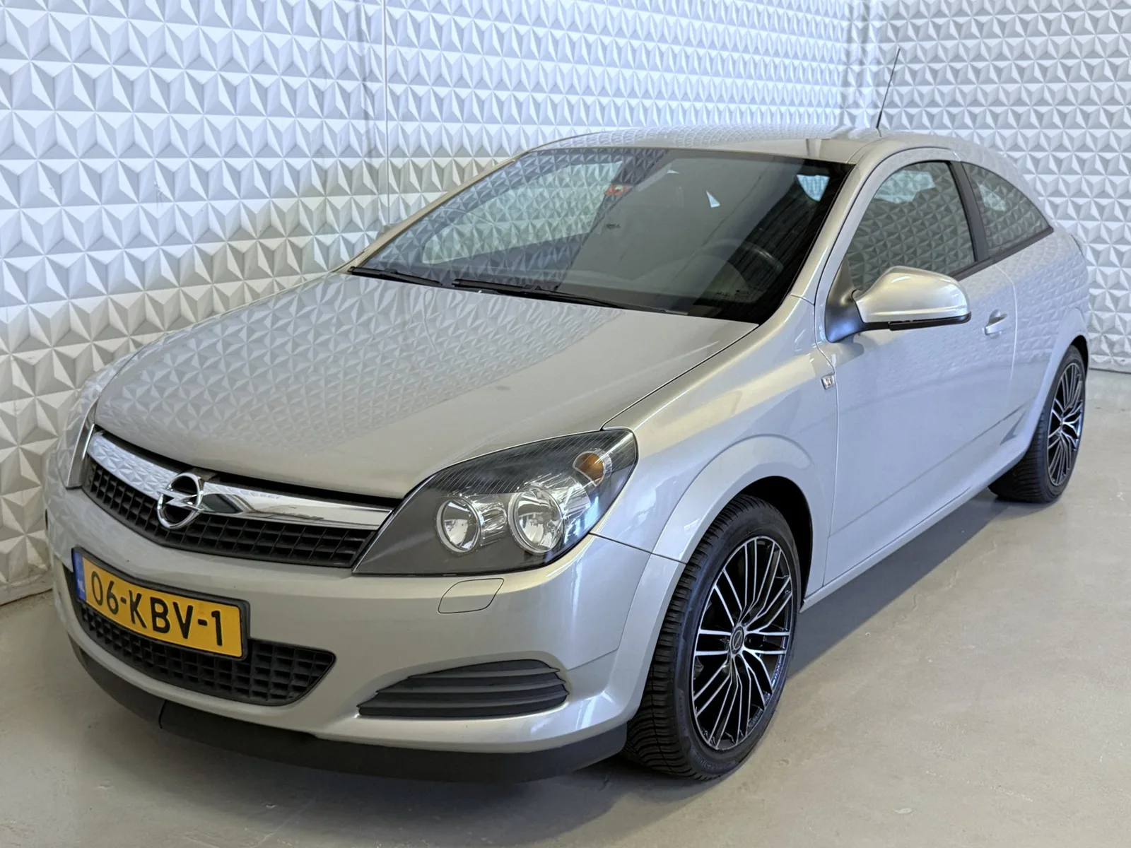 Opel Astra (2009) — foto 1