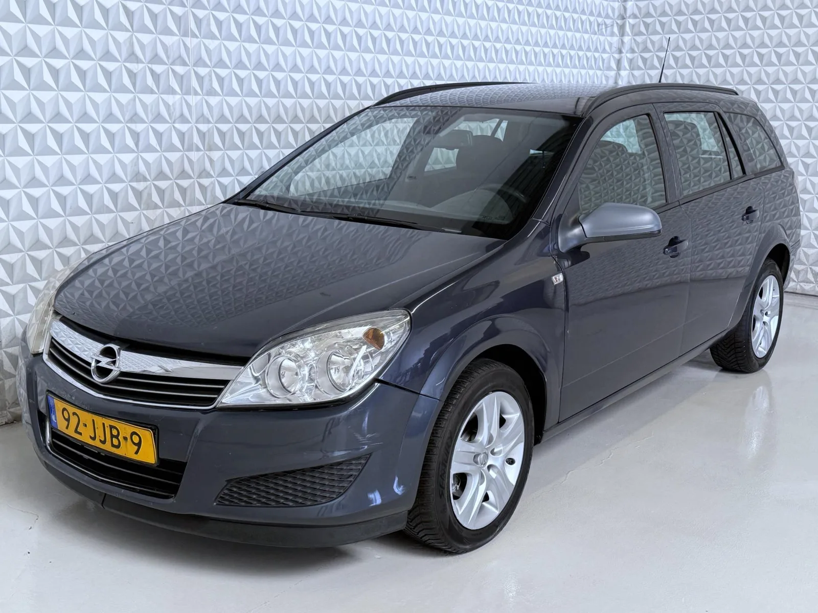 Opel Astra (2009) — foto 1