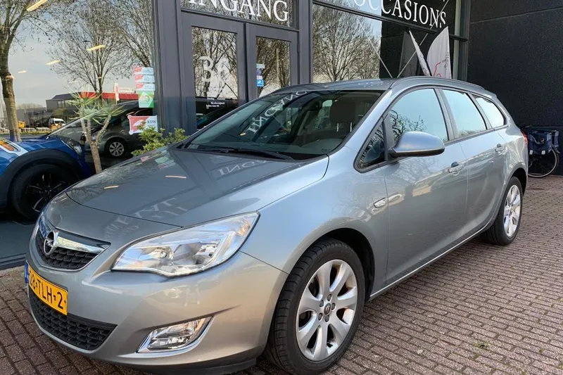 Opel Astra Sports Tourer (2012)