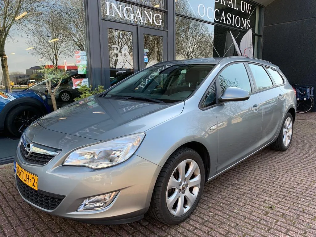 Opel Astra Sports Tourer (2012) — foto 1