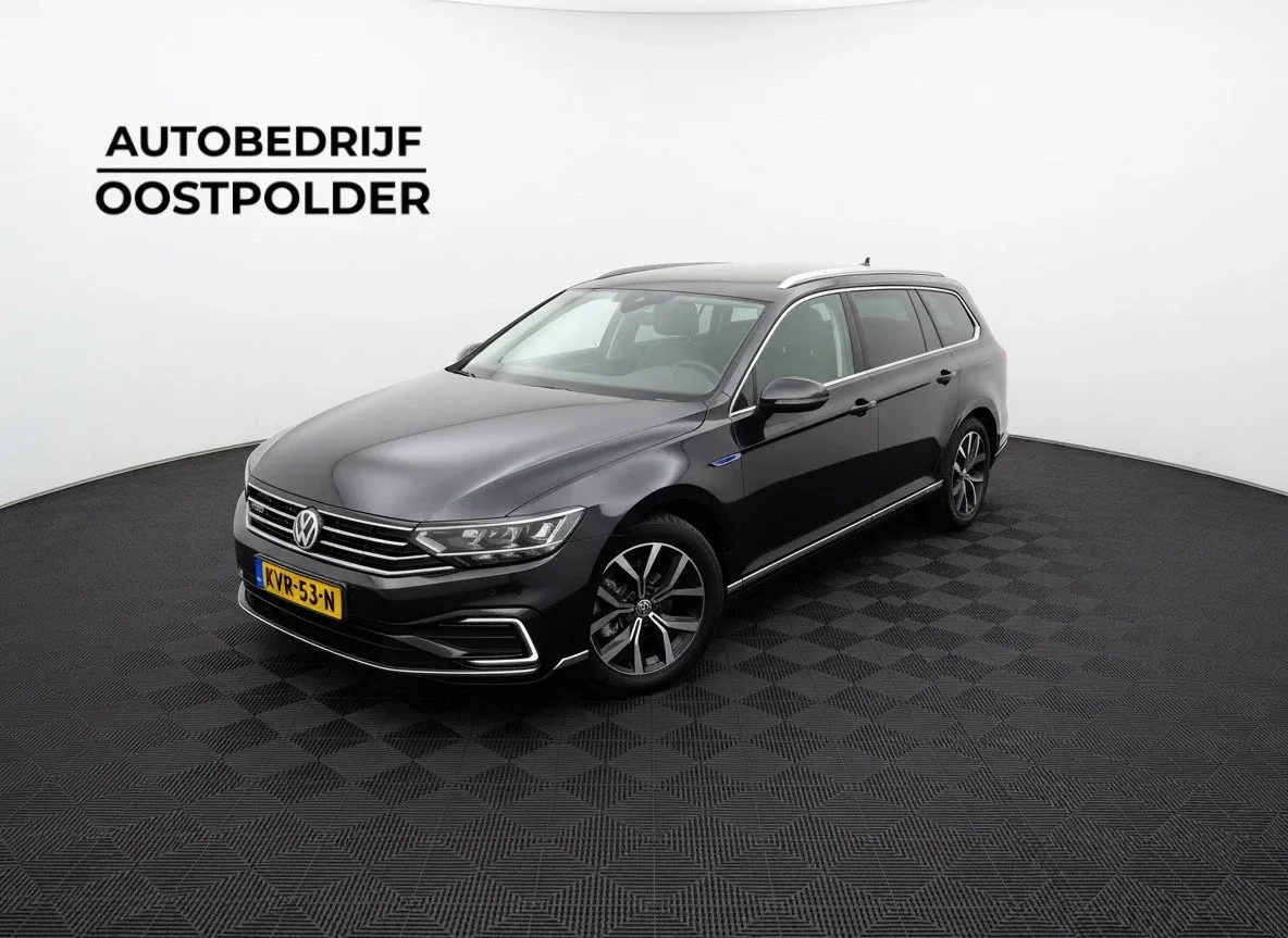 Volkswagen Passat (2023) — foto 1