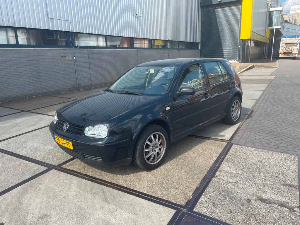 Volkswagen Golf (2002) — foto 1