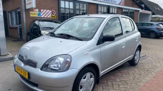 Toyota Yaris (2000) — foto 1