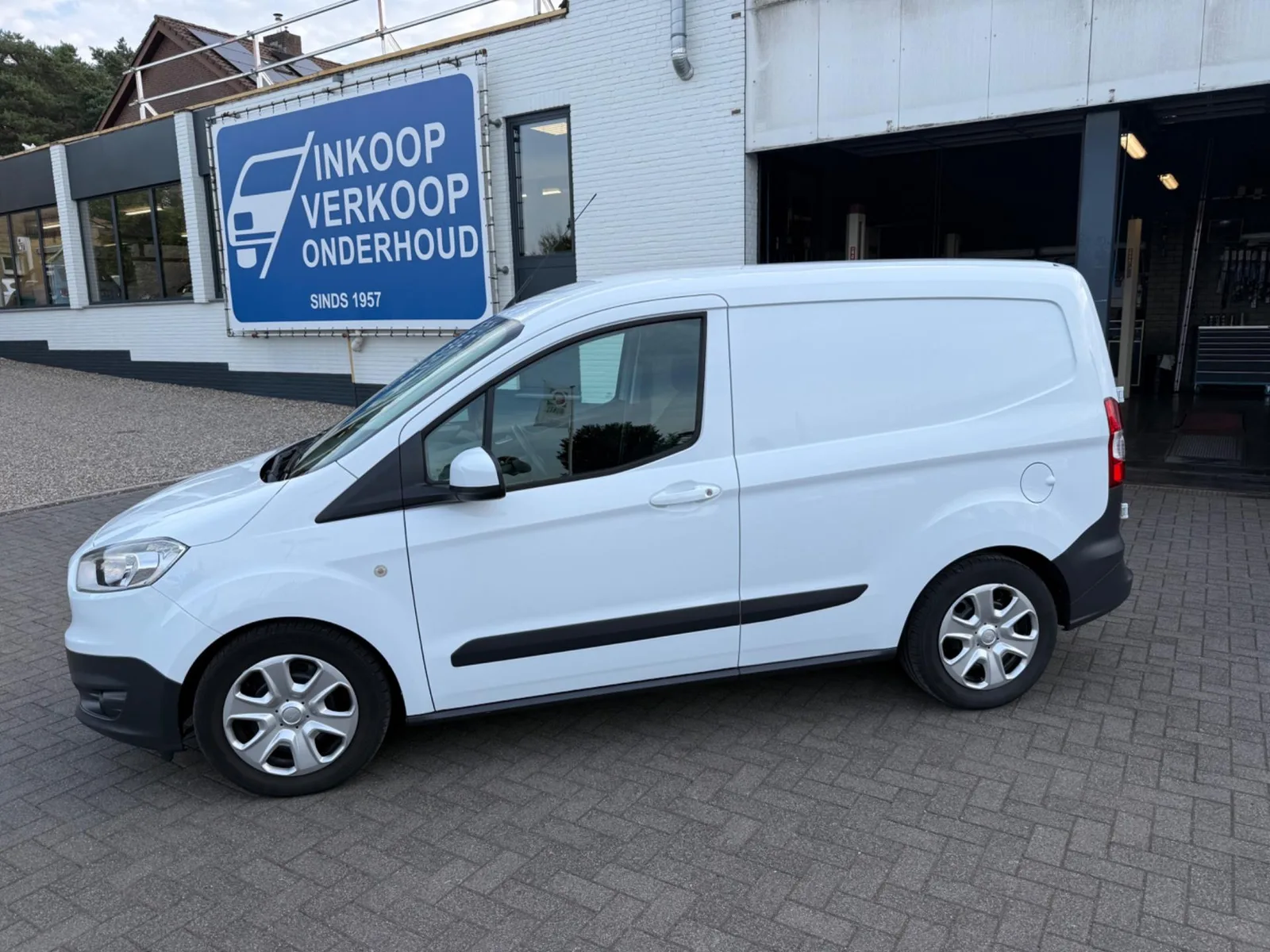 Ford Transit Courier (2014) — foto 1