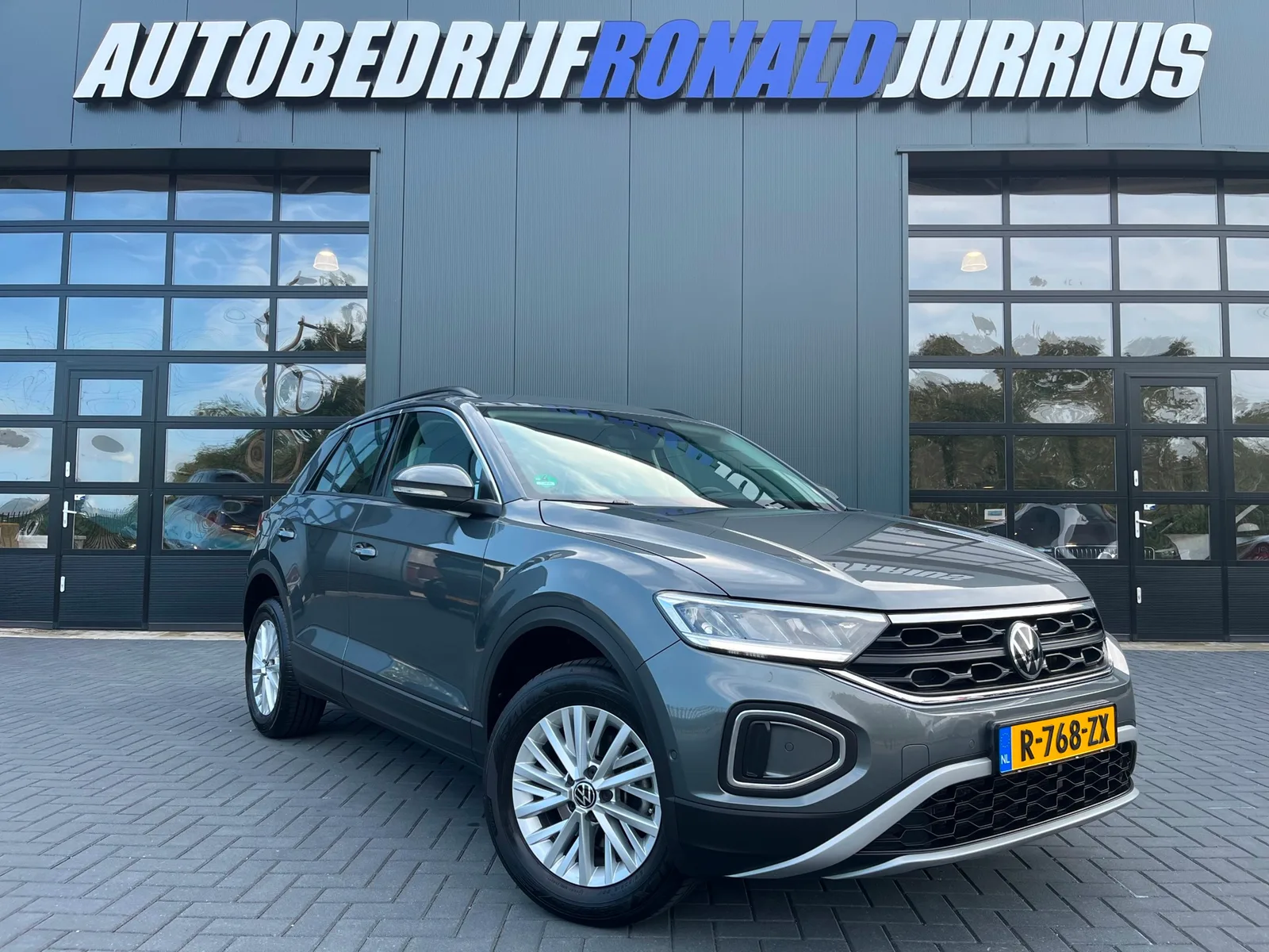 Volkswagen T-Roc (2023) — foto 1
