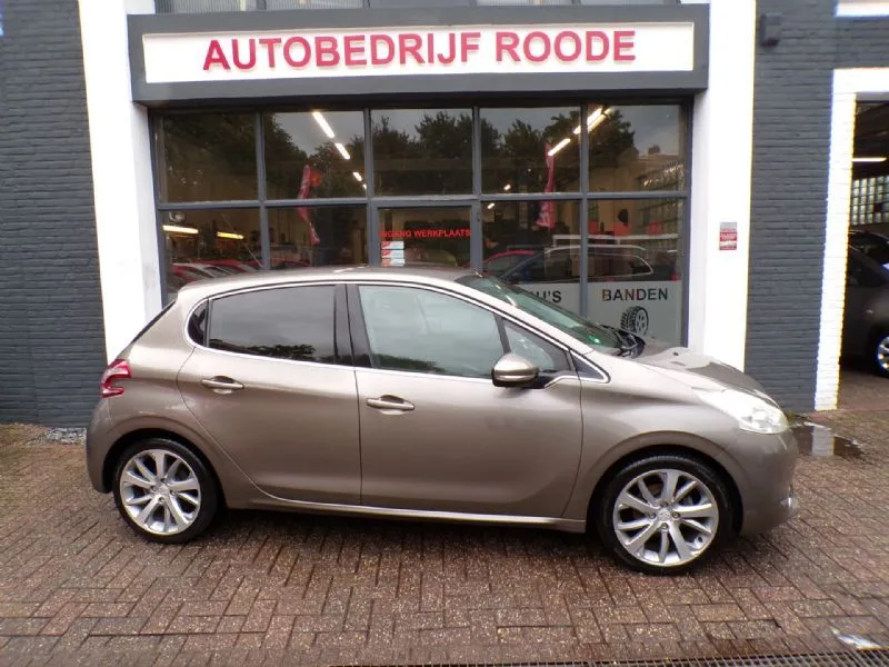 Peugeot 208 (2012) — foto 1