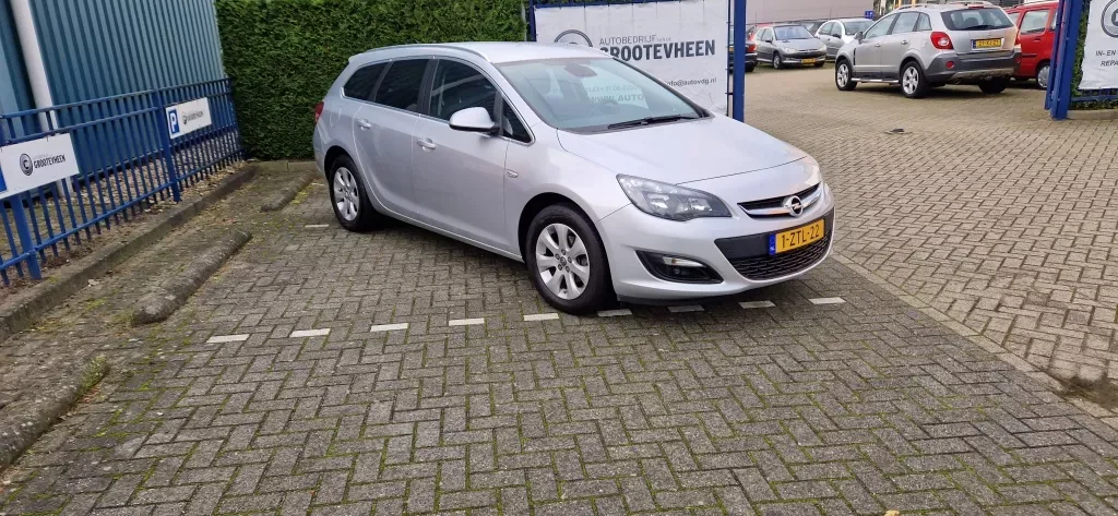 Opel Astra (2015) — foto 1
