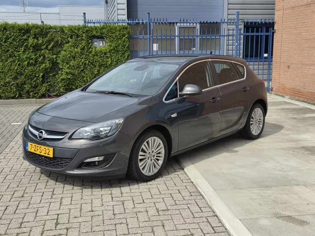 Opel Astra (2015) — foto 1