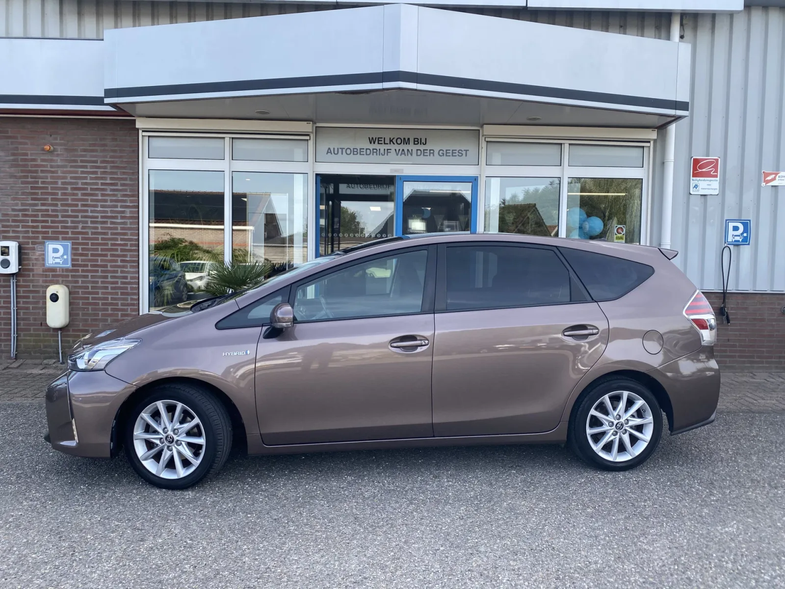 Toyota Prius Wagon (2016) — foto 1