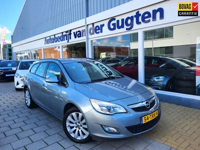Opel Astra (2011) — foto 1
