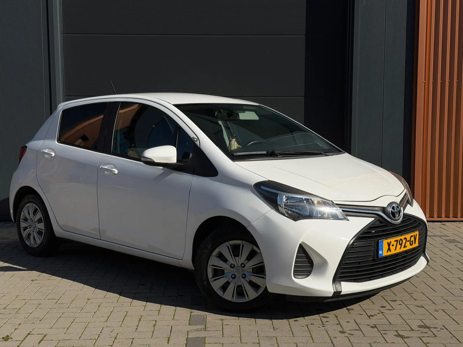 Toyota Yaris (2016) — foto 1