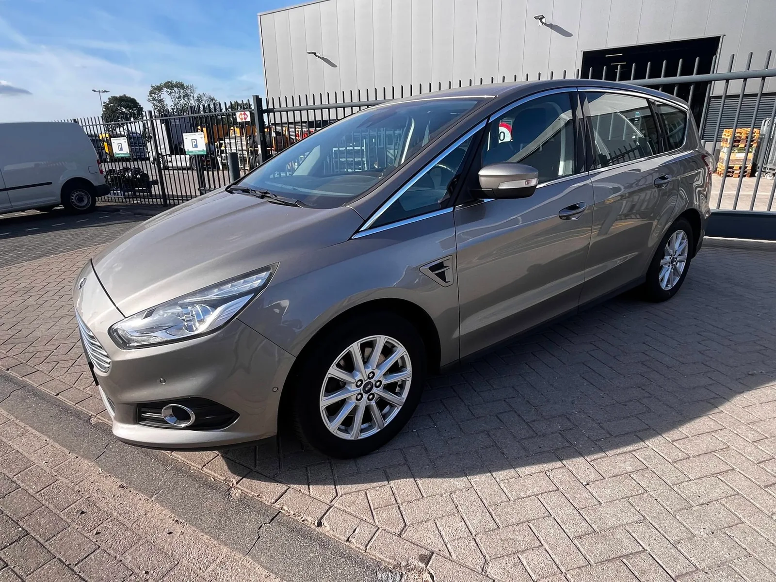 Ford S-Max (2017) — foto 1