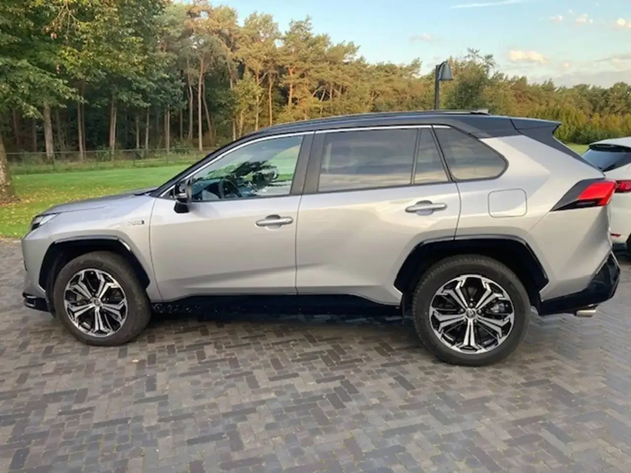 Toyota RAV4 (2025) — foto 1
