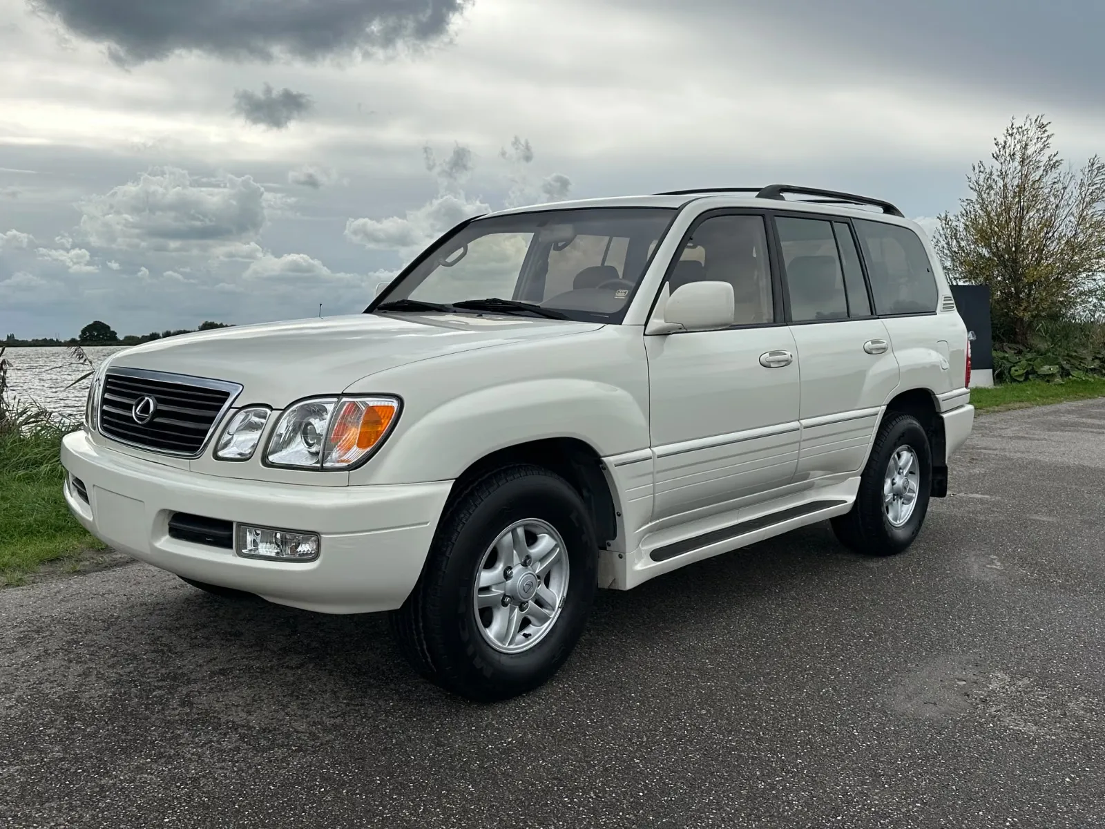 Lexus LX (1999) — foto 1