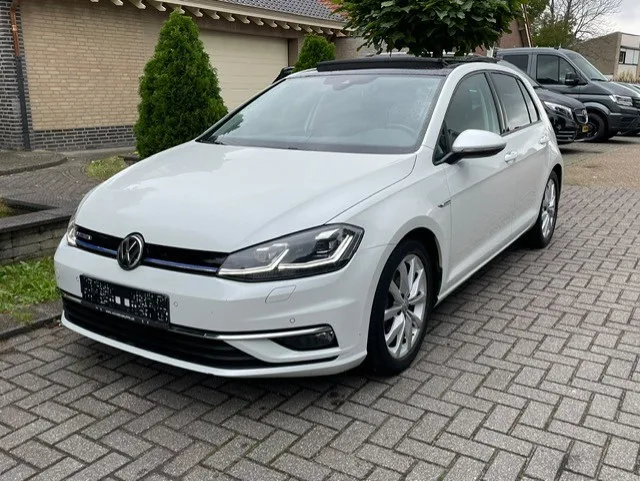 Volkswagen Golf (2019) — foto 1