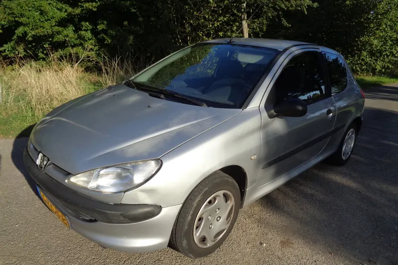 Peugeot 206 (2000)