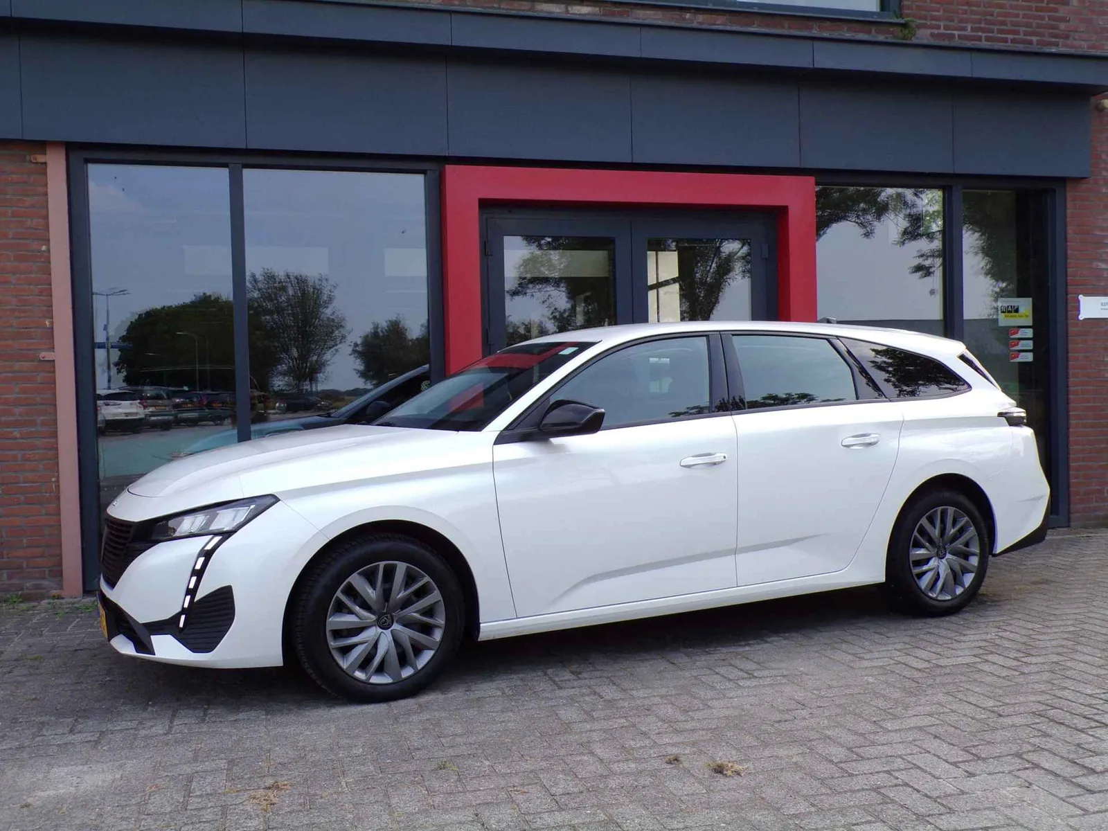Peugeot 308 (2022) — foto 1