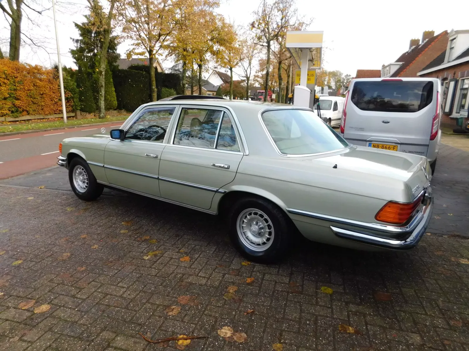 Mercedes-Benz 200-Serie (1979) — foto 1