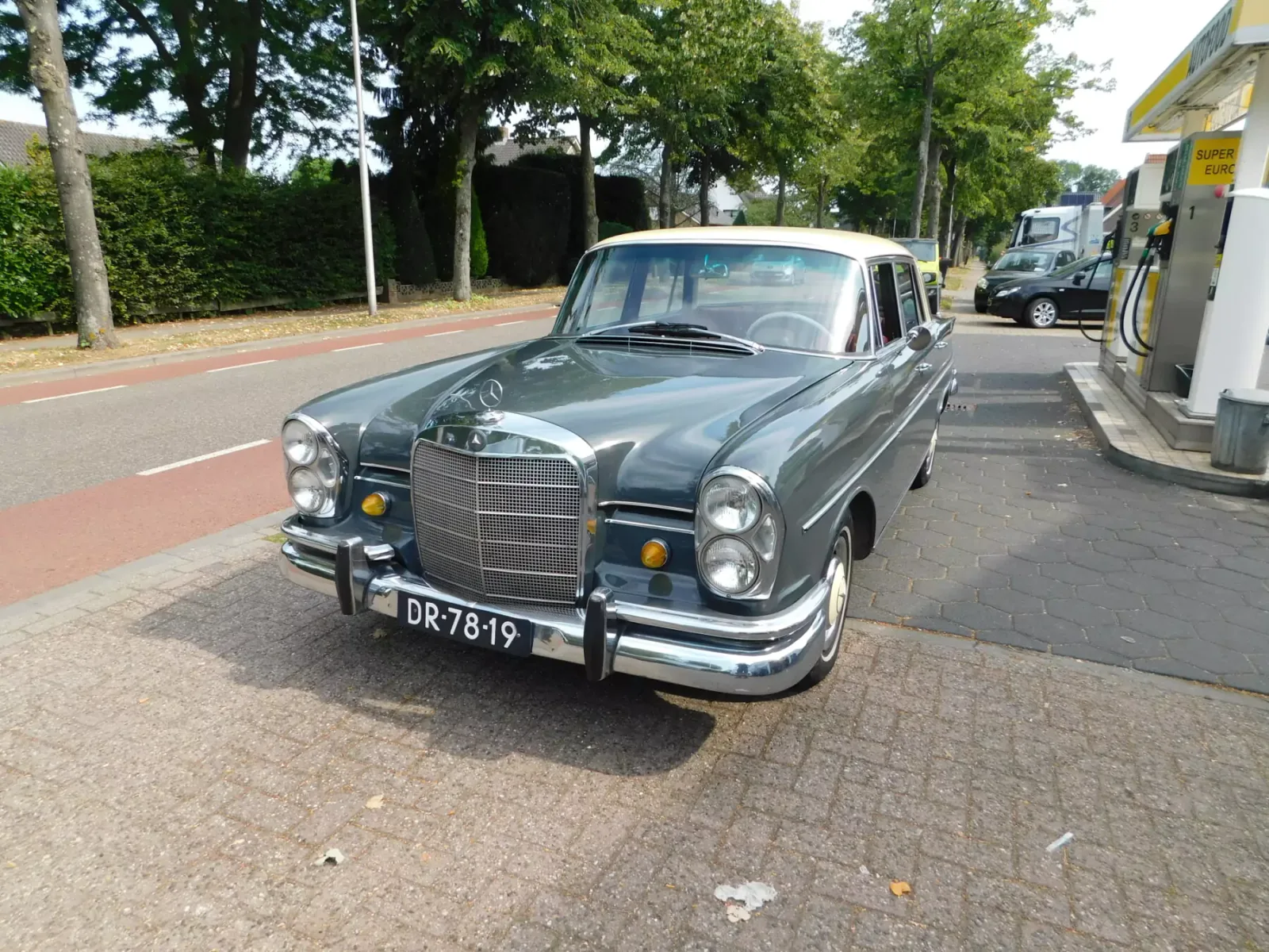 Mercedes-Benz 230 (1966) — foto 1