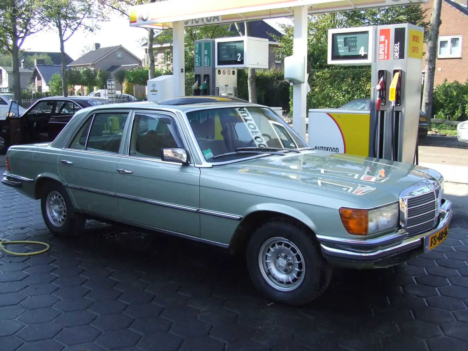 Mercedes-Benz 200-Serie (1979) — foto 1