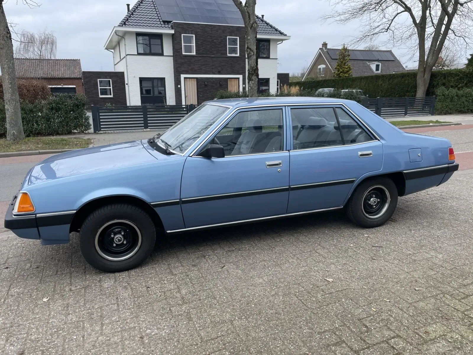 Mitsubishi GALANT (1982) — foto 1