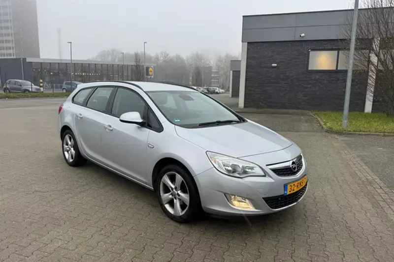 Opel Astra (2011)