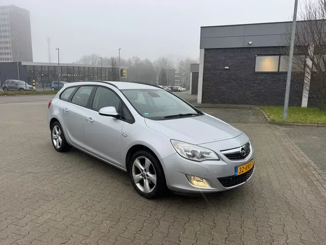 Opel Astra (2011) — foto 1