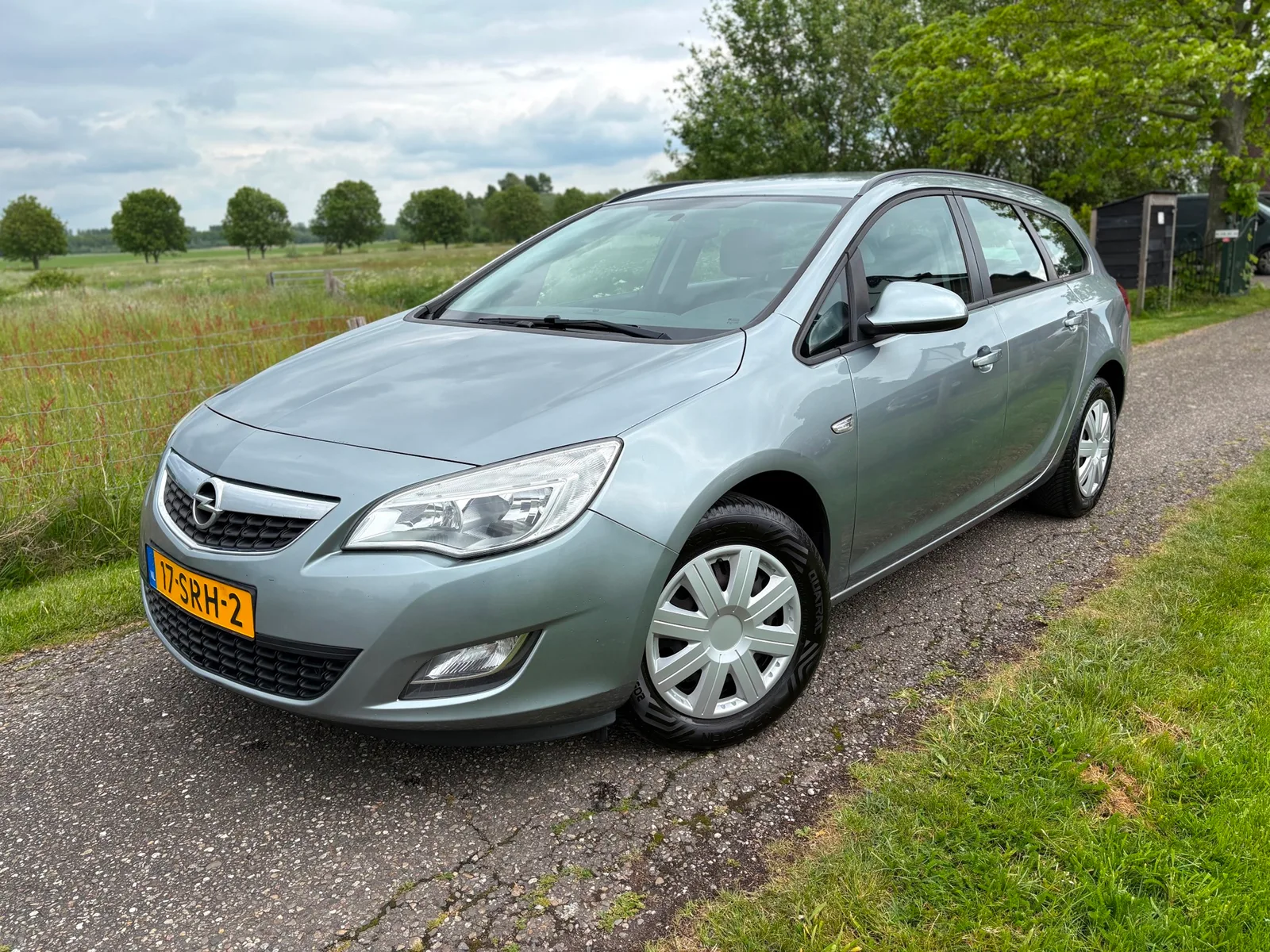 Opel Astra (2011) — foto 1