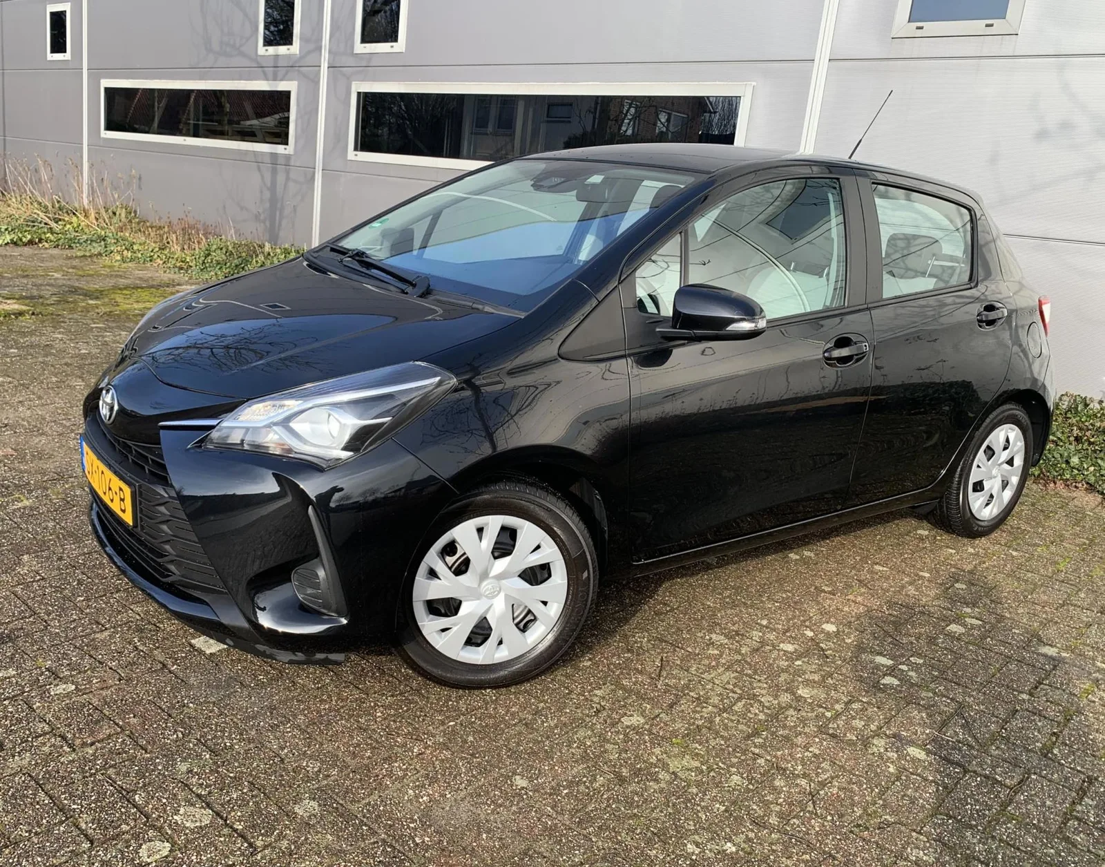 Toyota Yaris (2018) — foto 1