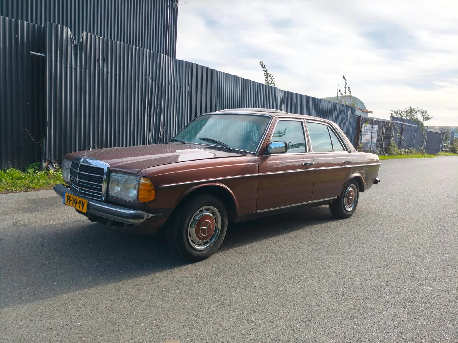 Mercedes-Benz 200-Serie (1979) — foto 1