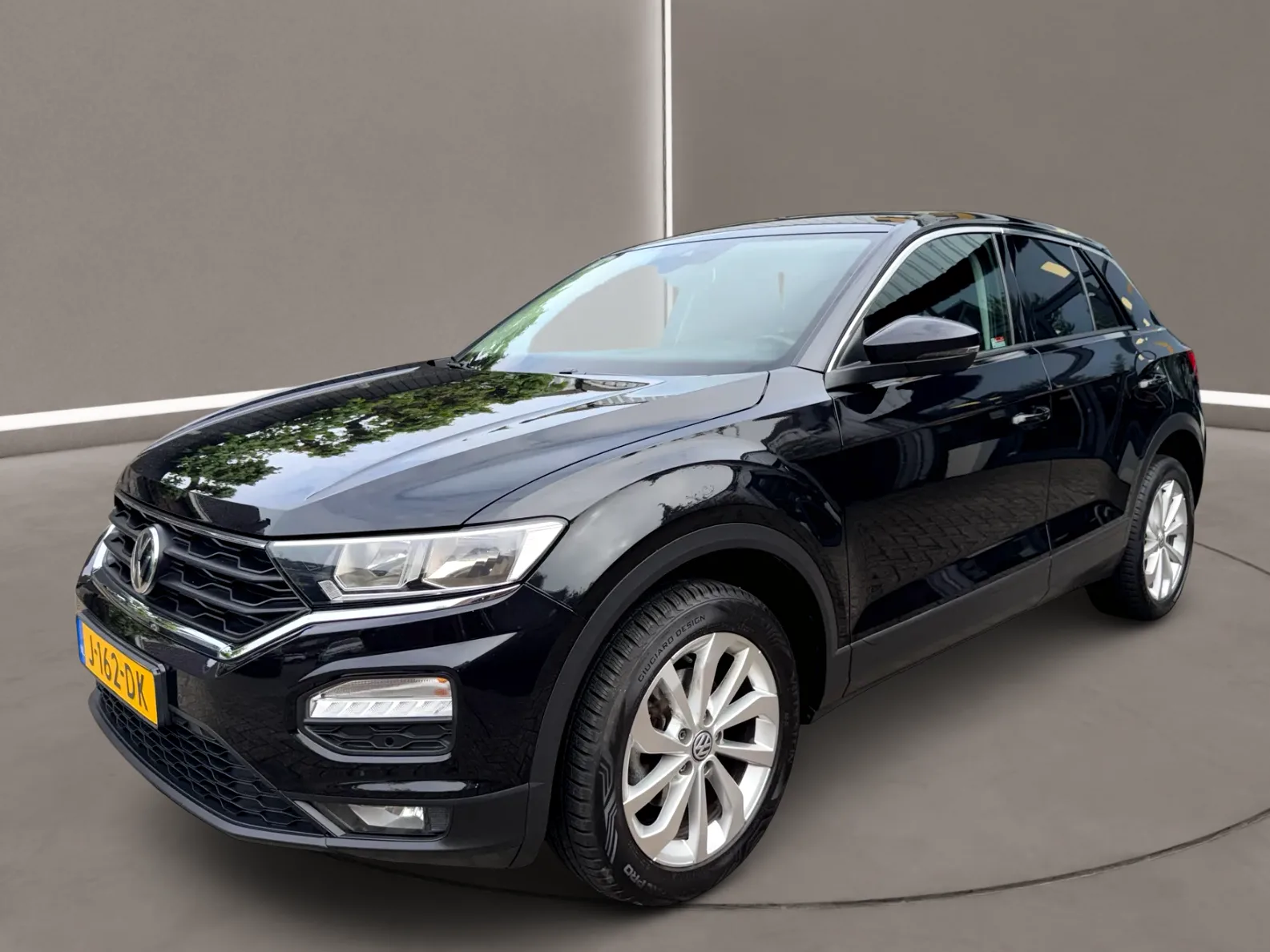 Volkswagen T-Roc (2019) — foto 1