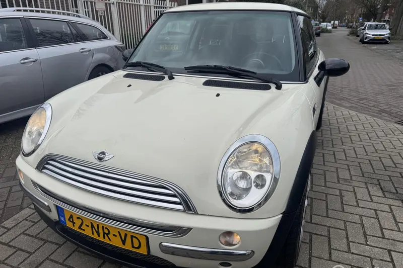 MINI Cooper (2004)