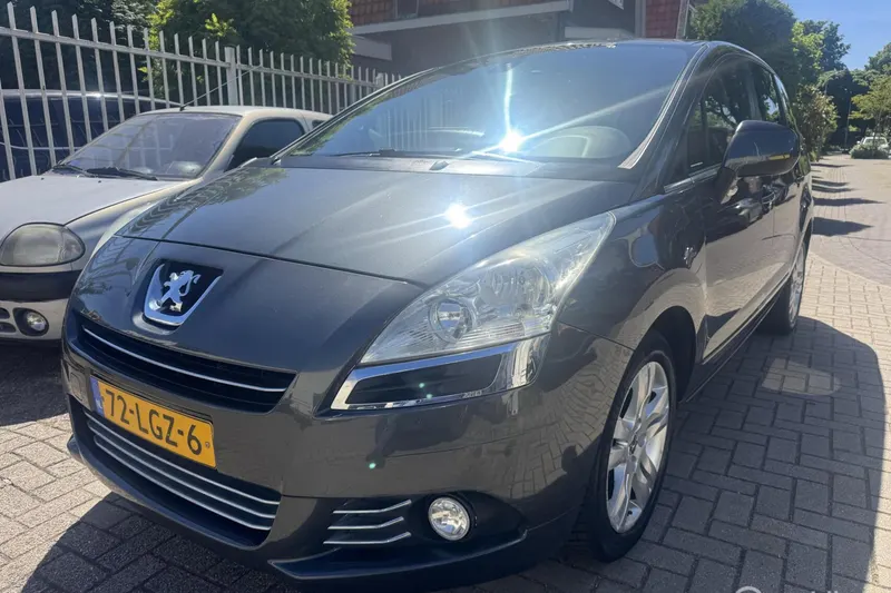 Peugeot 5008 (2010)