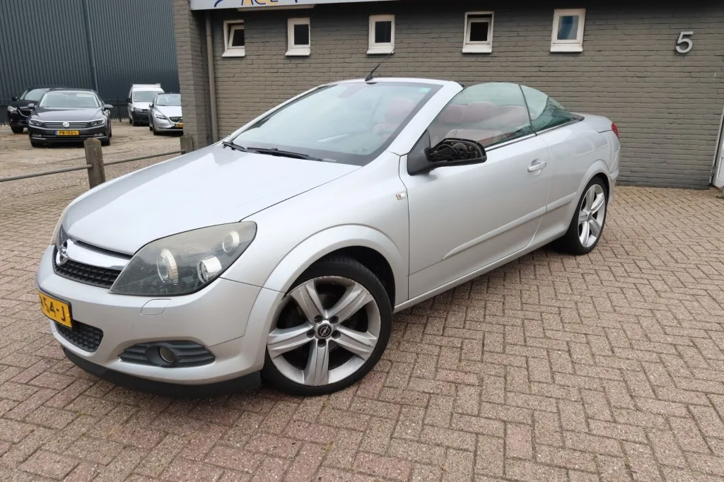 Opel Astra (2009) — foto 1