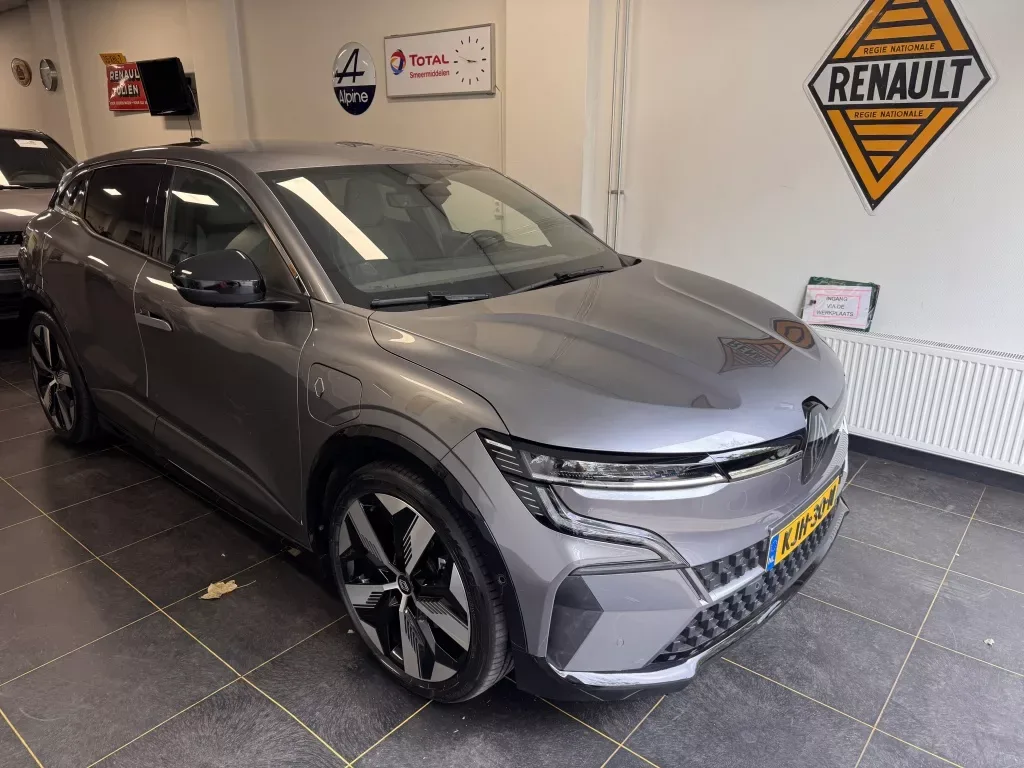 Renault Mégane E-Tech (2023) — foto 1