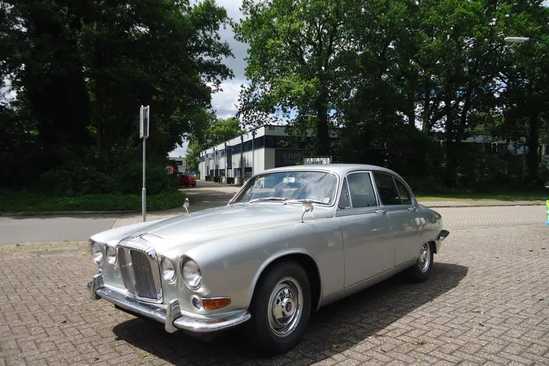 Daimler 420 Saloon (1968)