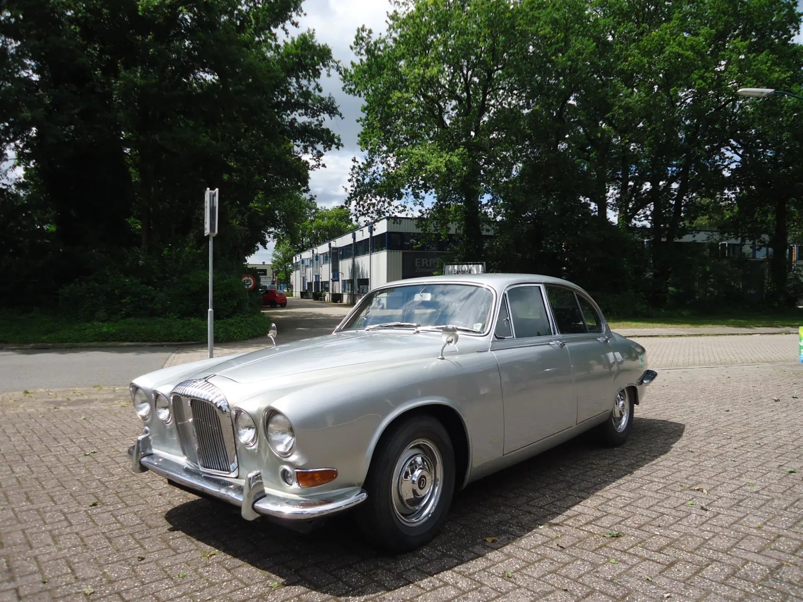 Daimler 420 Saloon (1968) — foto 1