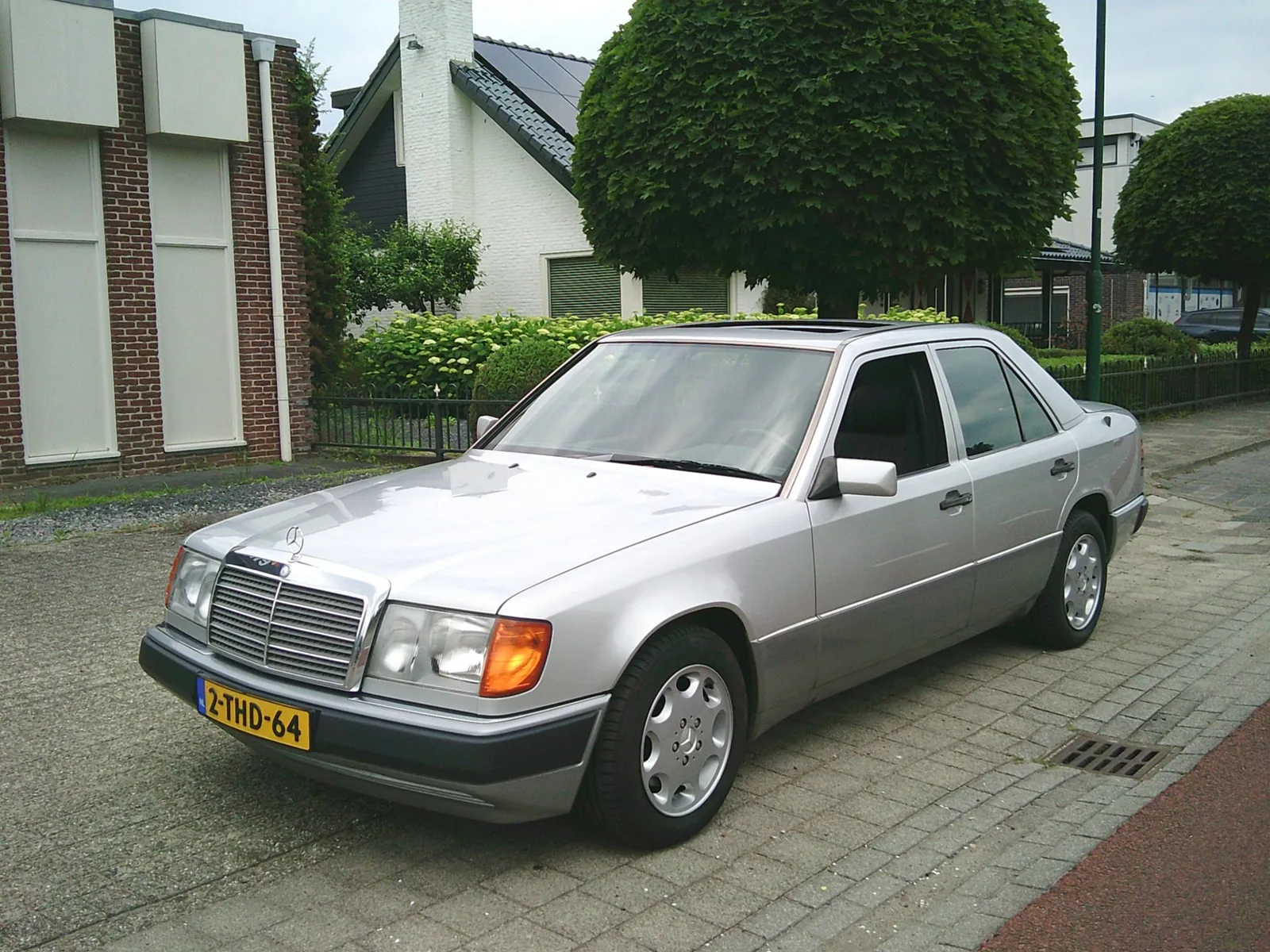 Mercedes-Benz 200-500 (1992) — foto 1