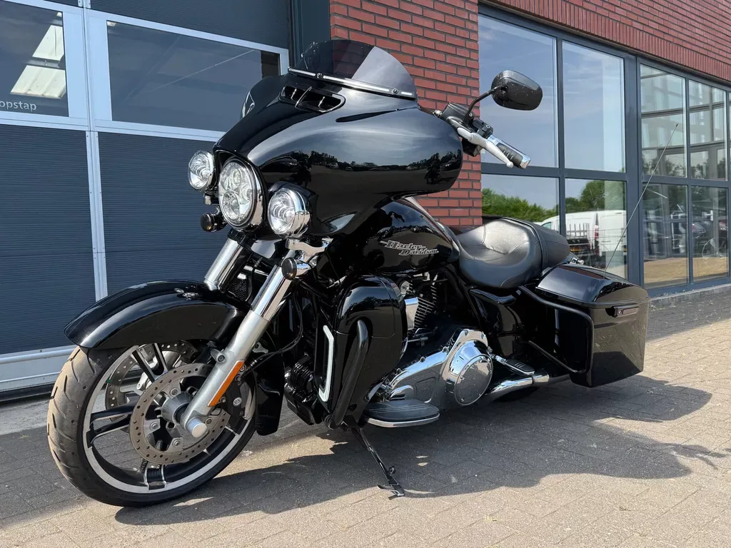 Harley-Davidson Street Glide (2014) — foto 1