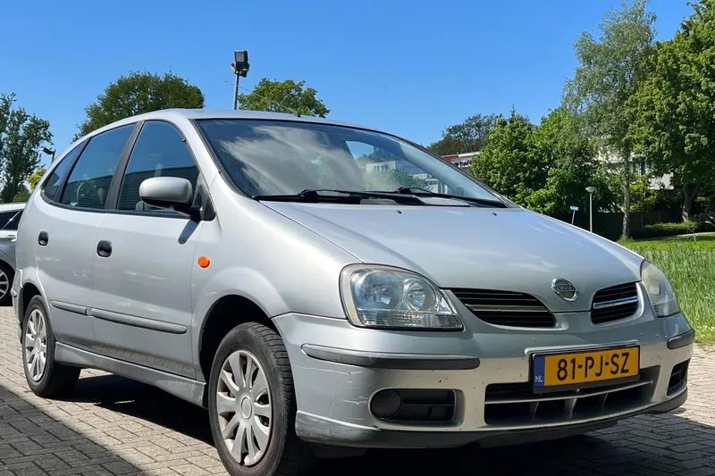 Nissan Almera Tino (2004)