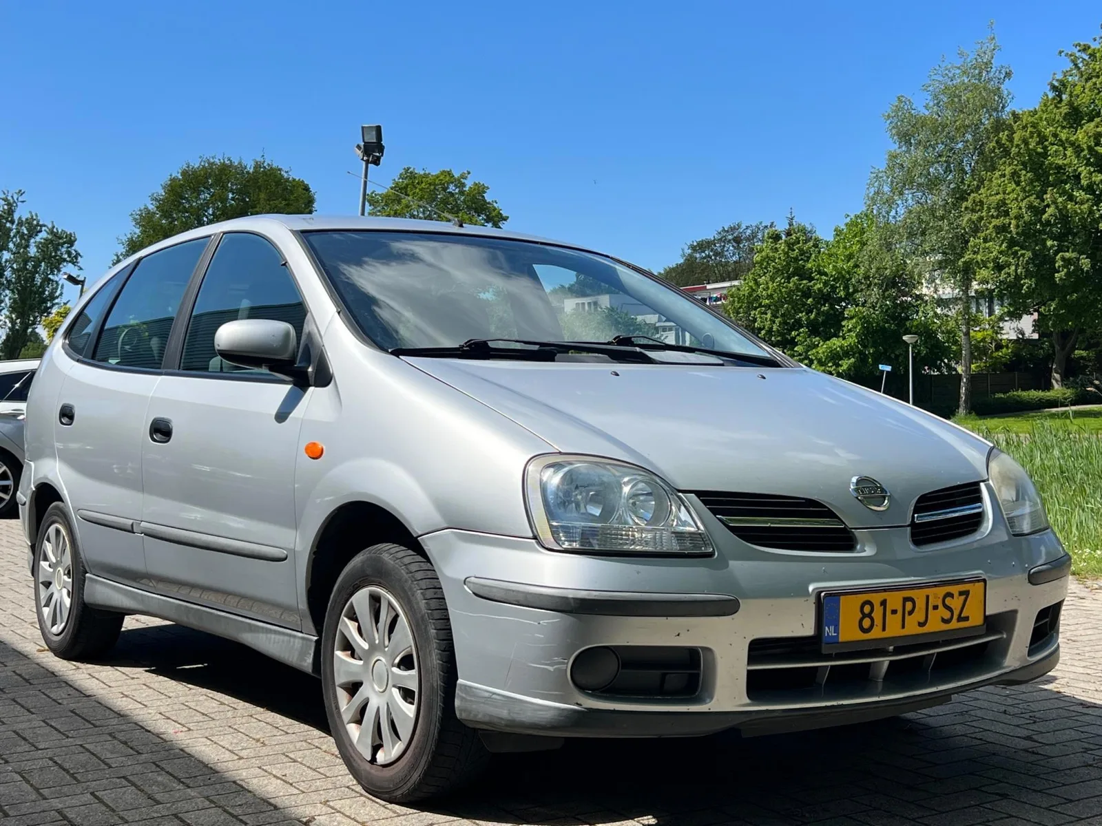 Nissan Almera Tino (2004) — foto 1