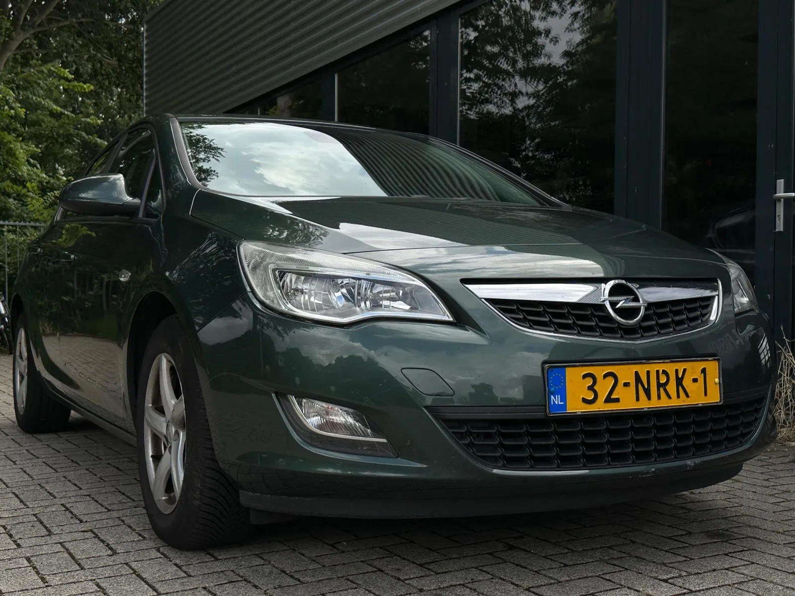 Opel Astra (2010) — foto 1