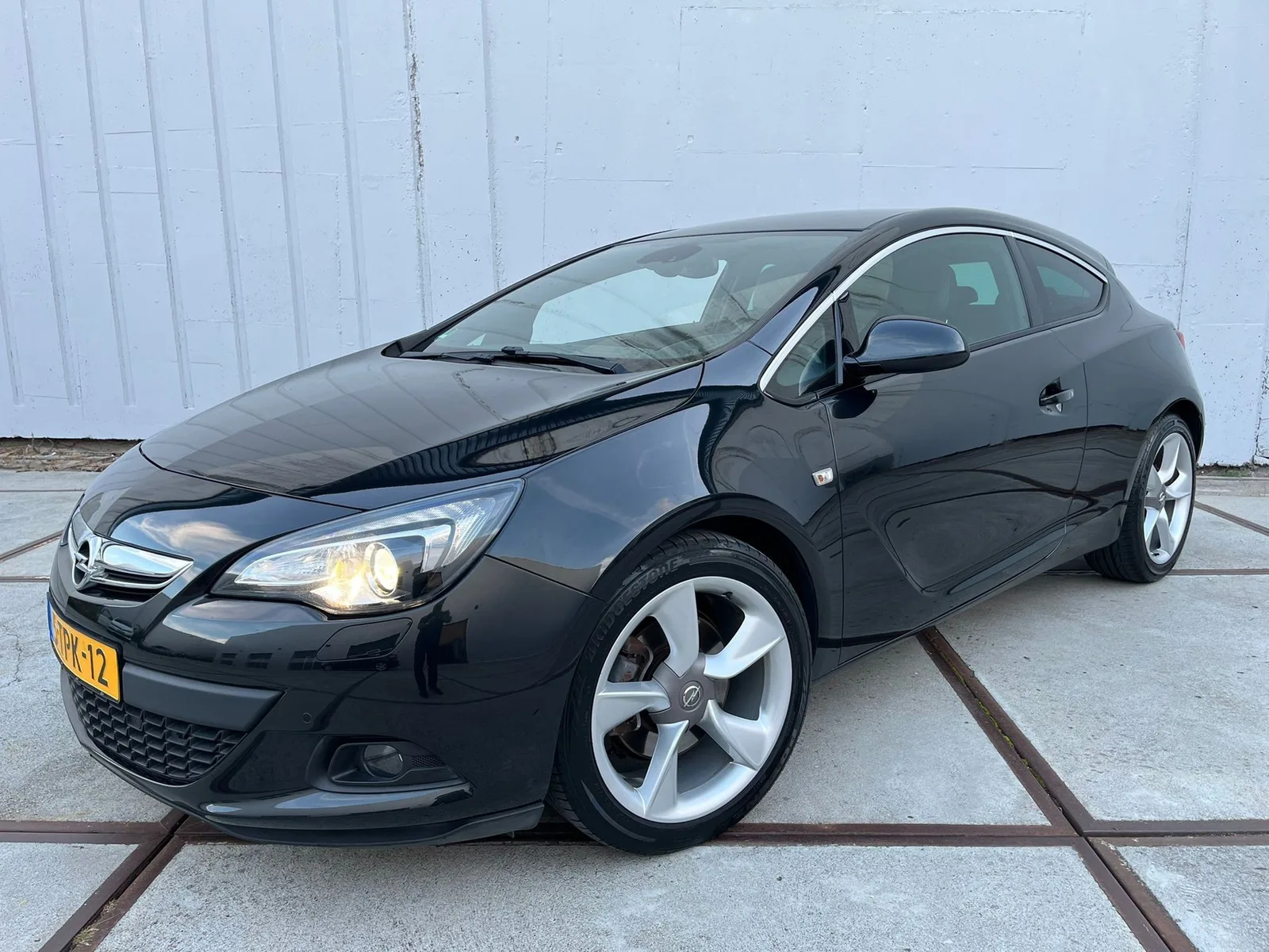 Opel Astra GTC (2014) — foto 1