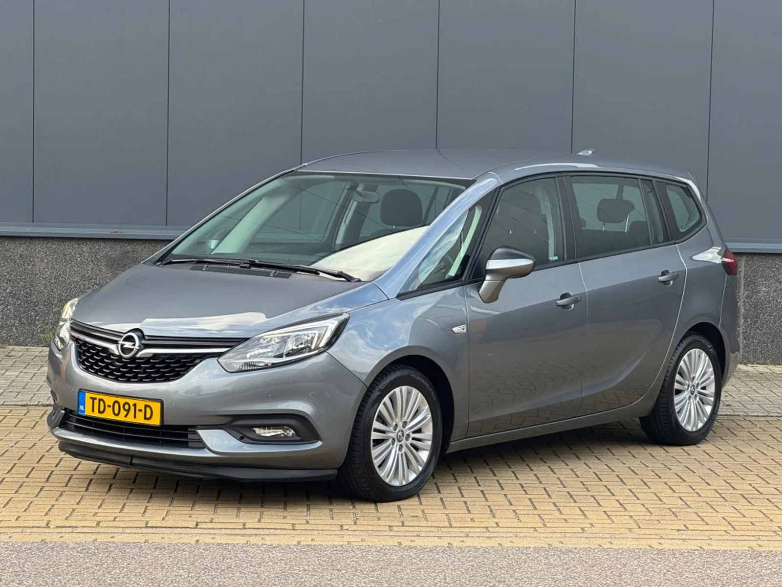 Opel Zafira (2017) — foto 1