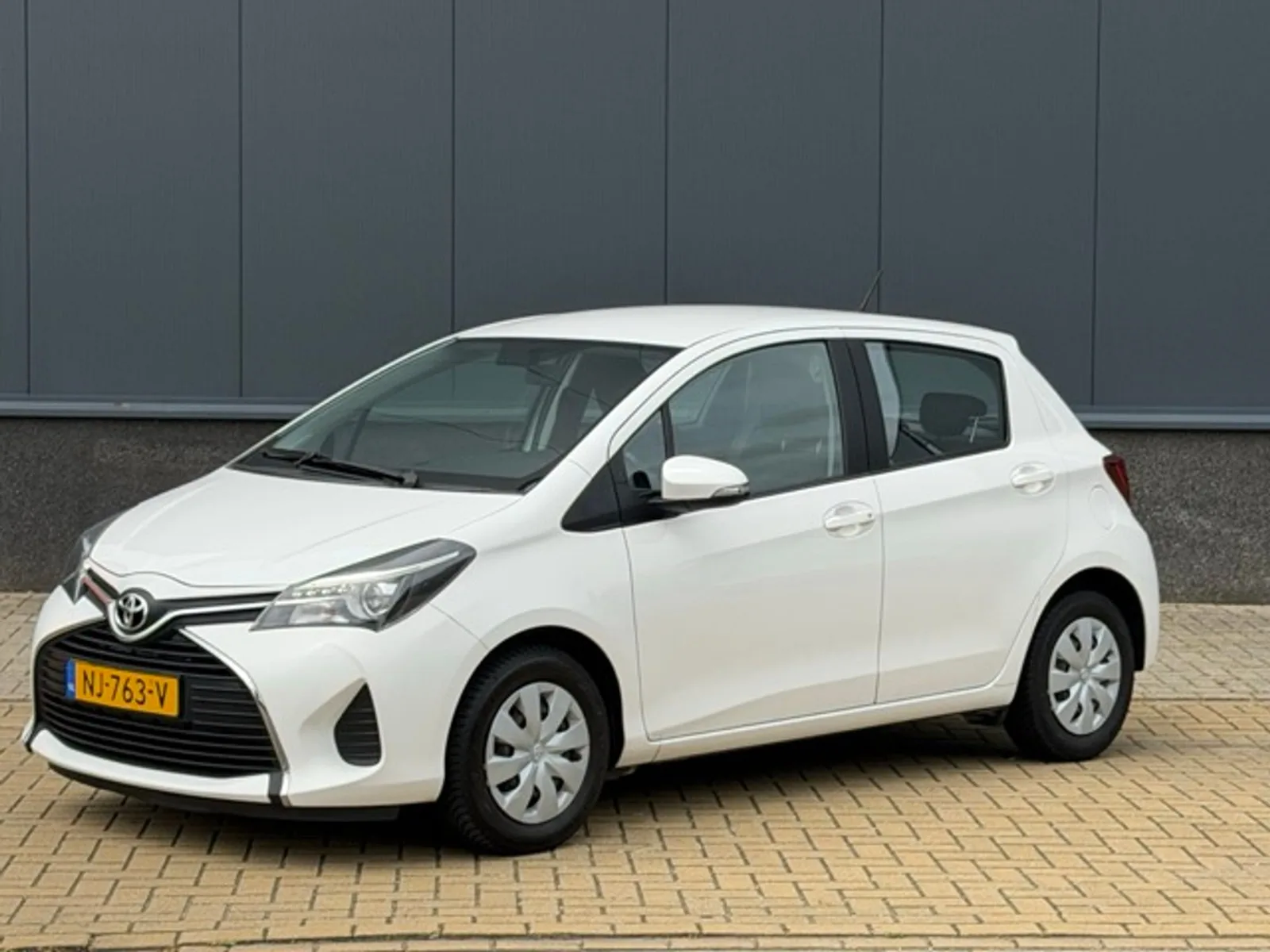 Toyota Yaris (2017) — foto 1