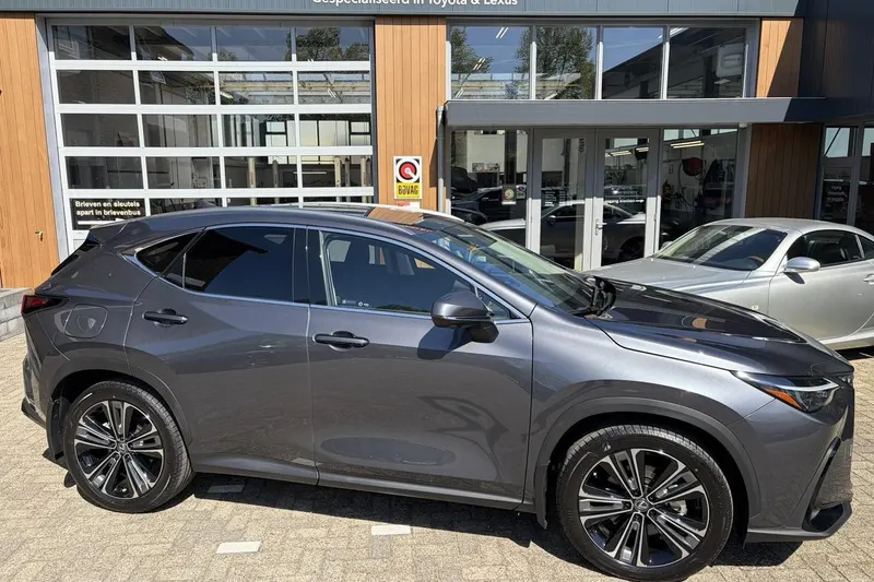 Lexus NX (2025)