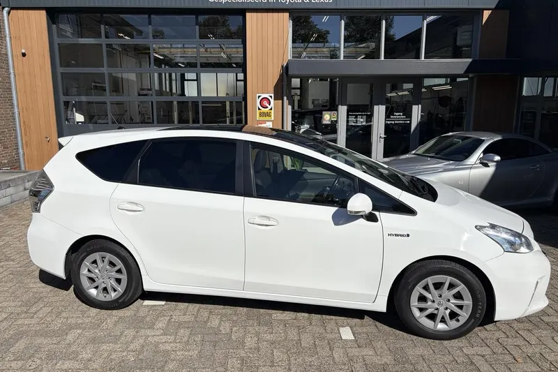 Toyota Prius Wagon (2015)