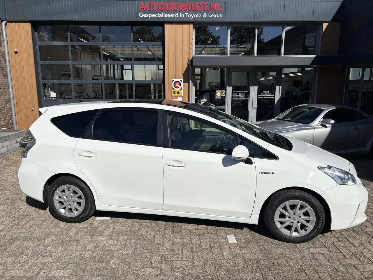 Toyota Prius Wagon (2015) — foto 1